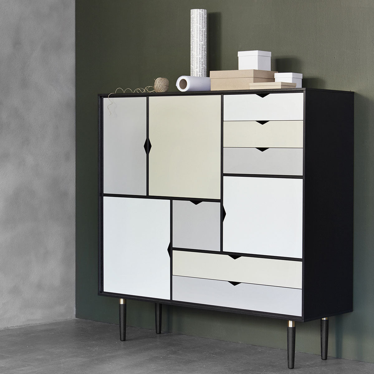 Andersen Furniture - S3 opbevaringsmøbel i sort med flerfarvede fronter - B130xD43xH132 cm - Andersen Furniture - DesignGaragen.dk