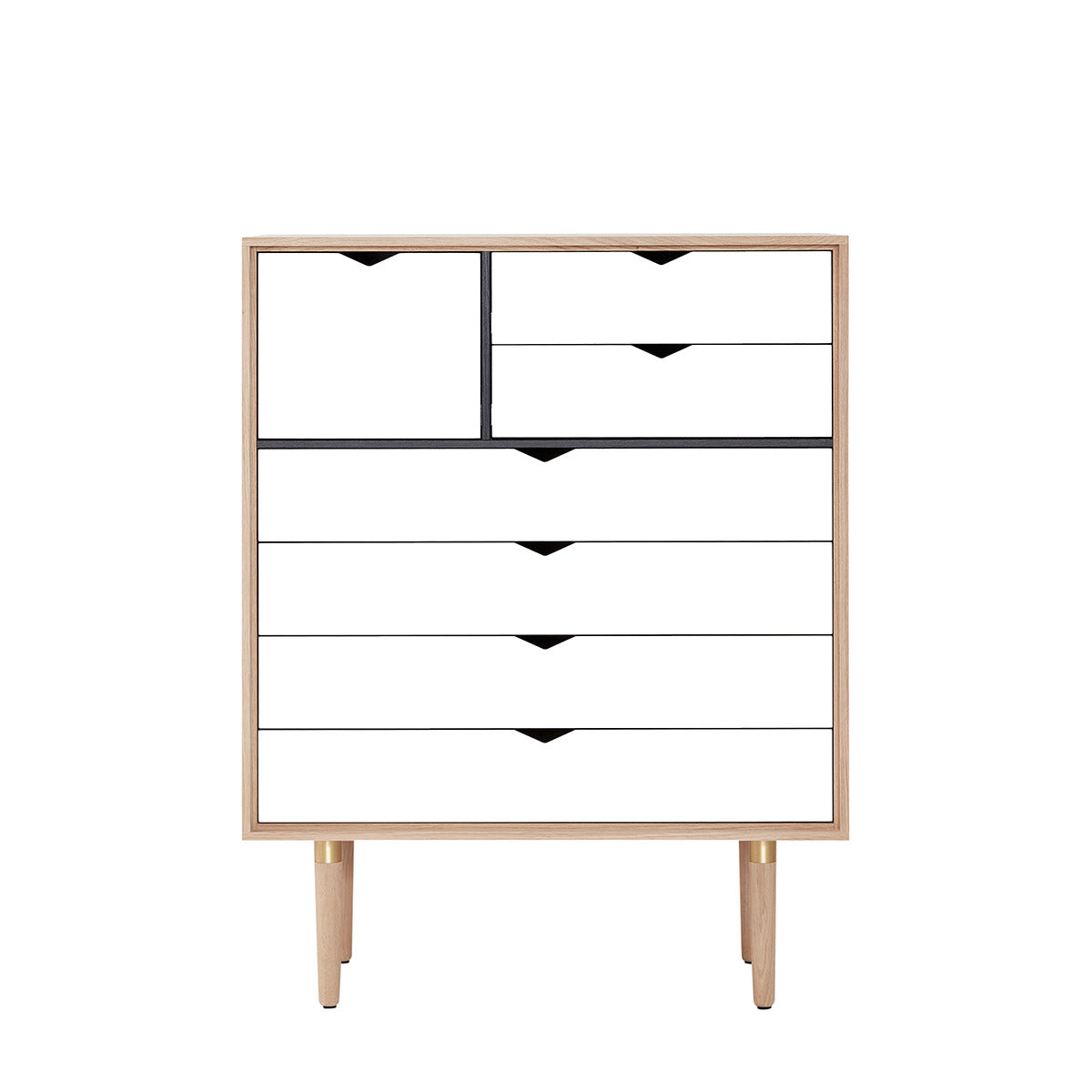 Andersen Furniture S8 kommode  i eg/sæbe med hvide fronter - B83xD43xH107 cm - DesignGaragen.dk.