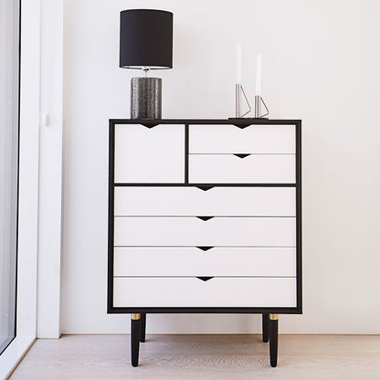 Andersen Furniture - S8 kommode i sort med hvide fronter - B83xD43xH107 cm - Andersen Furniture - DesignGaragen.dk