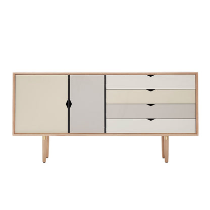 Andersen Furniture S6 sideboard i eg/sæbe med flerfarvede fronter - B163xD43xH80 cm - DesignGaragen.dk.