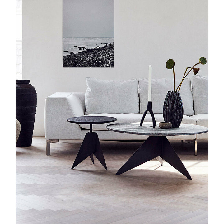 Muubs Sofabord Sway - Sort - Jern/Blå marine sten natur - H: 45 Ø: 90 cm - DesignGaragen.dk.