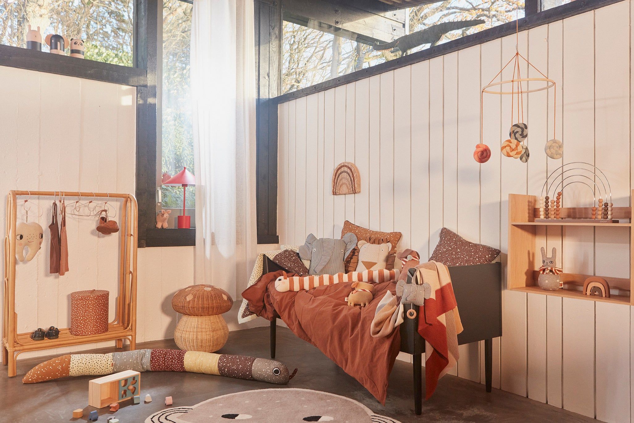 OYOY LIVING Bordslampa Kasa - Körsbärsröd