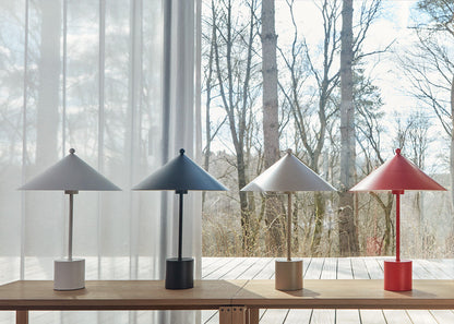 OYOY LIVING Bordslampa Kasa - Körsbärsröd