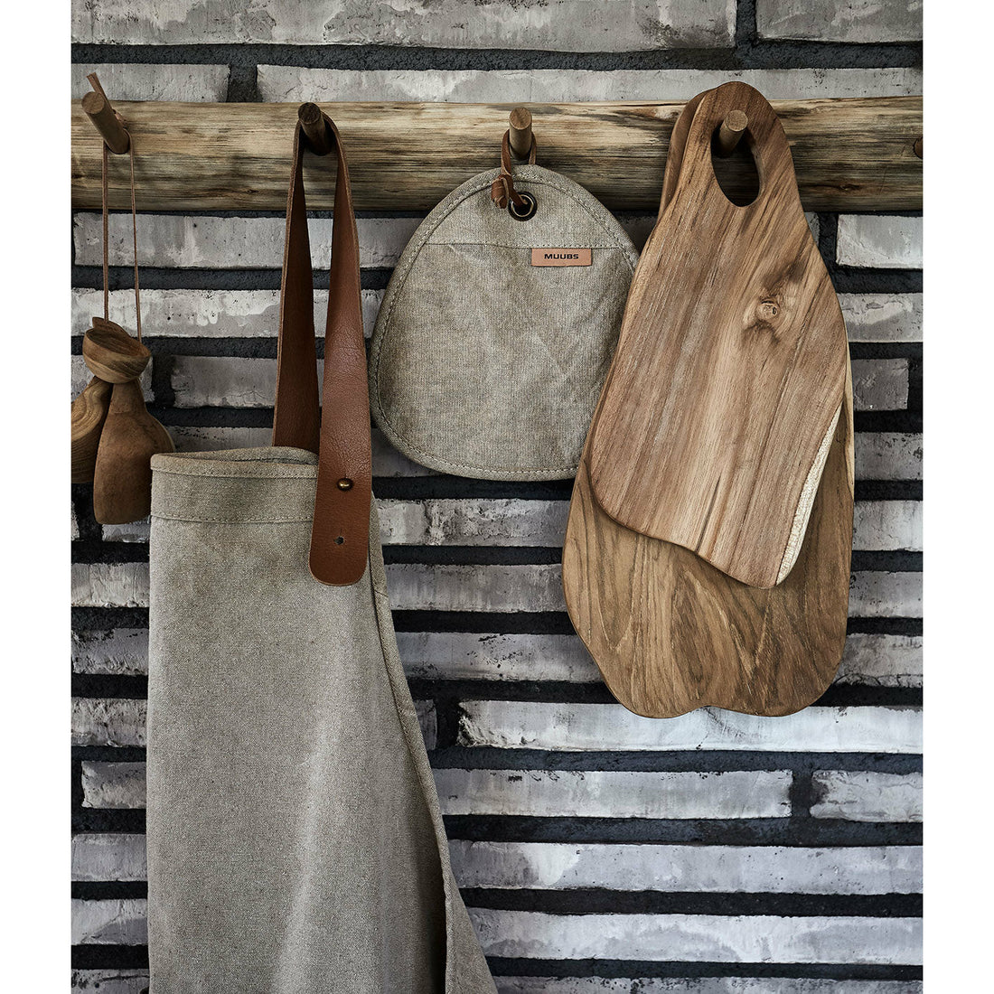 Skærebræt Louie M - naturlig, unfinished - Teak rod - W: 20 H: 1,5 L: 42 cm - Muubs - DesignGaragen.dk