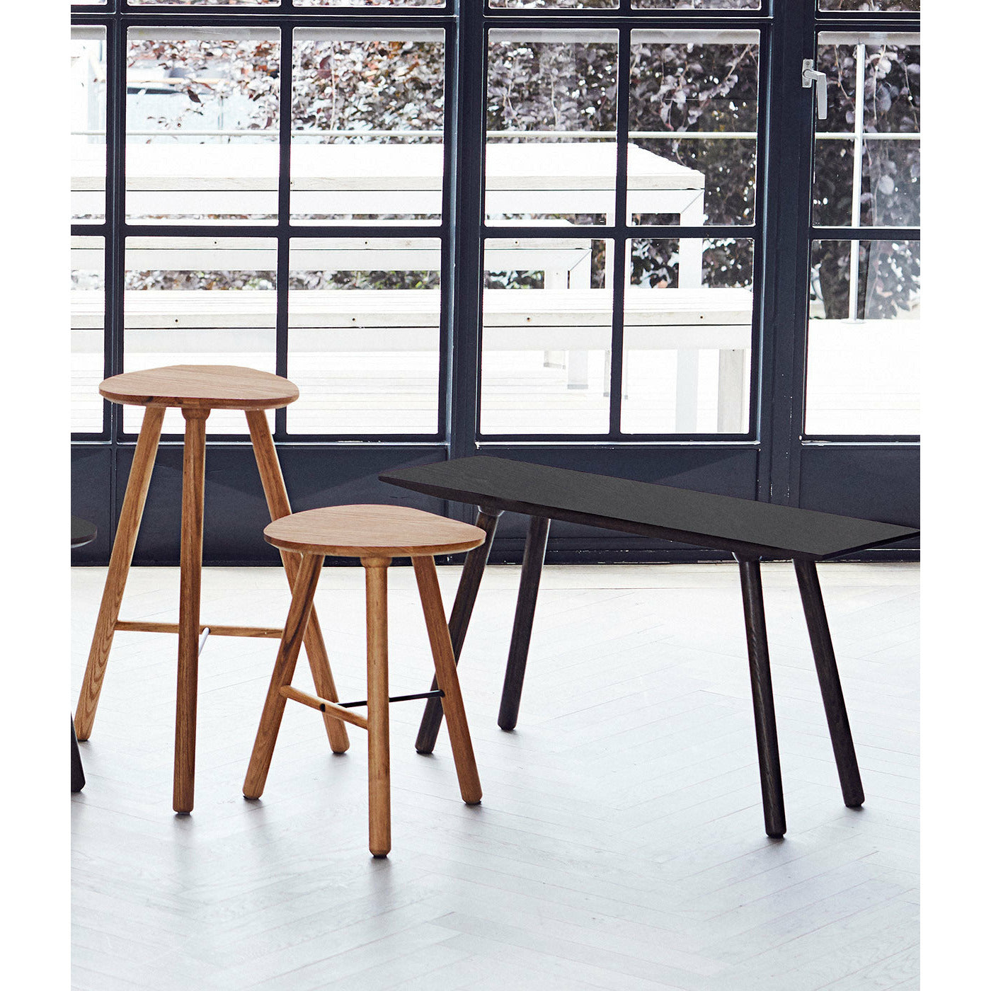 Muubs Bænk Noir Dark stained oil - Mørkbejdset/olie - Eg (EU) - W: 90 H: 47 D: 28 cm - DesignGaragen.dk.