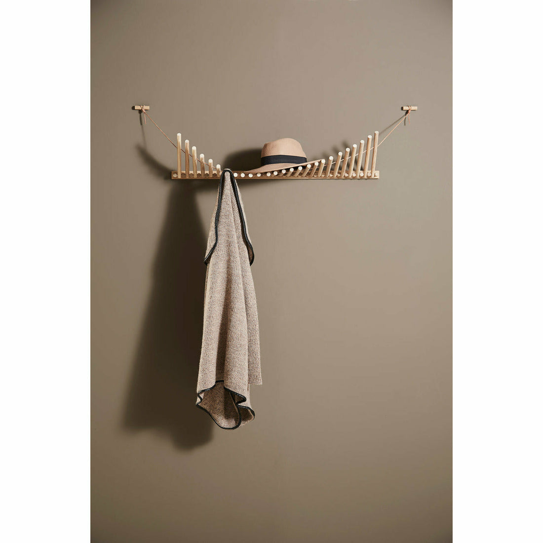 Woud - Knaegt Coat Rack - vit pigmenterad ek/cognac