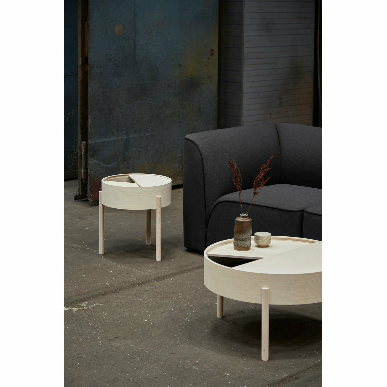 WOUD - Arc side table (42 cm) - White pigmented ash - WOUD - DesignGaragen.dk