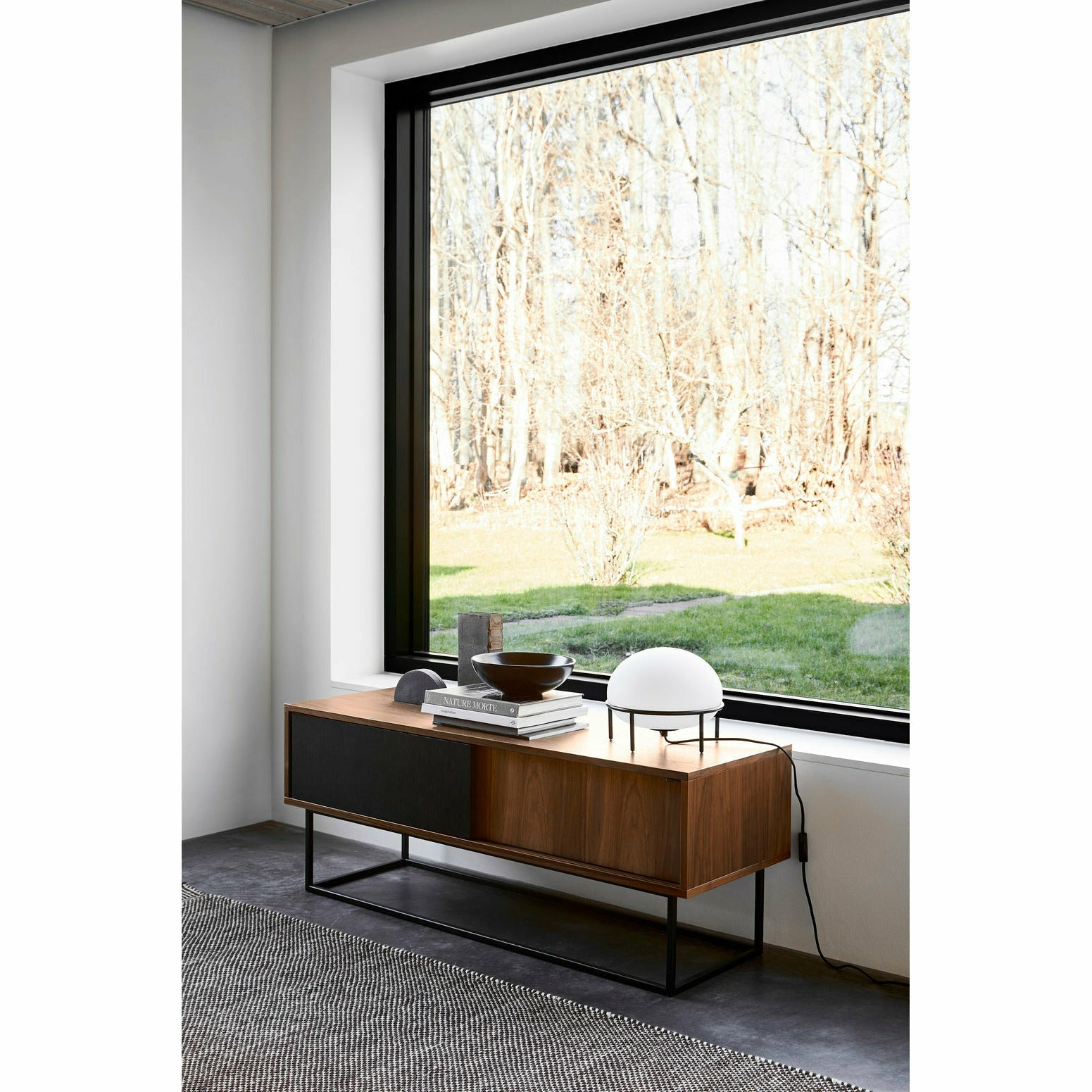 WOUD - Virka sideboard (Low) - Walnut/black - WOUD - DesignGaragen.dk