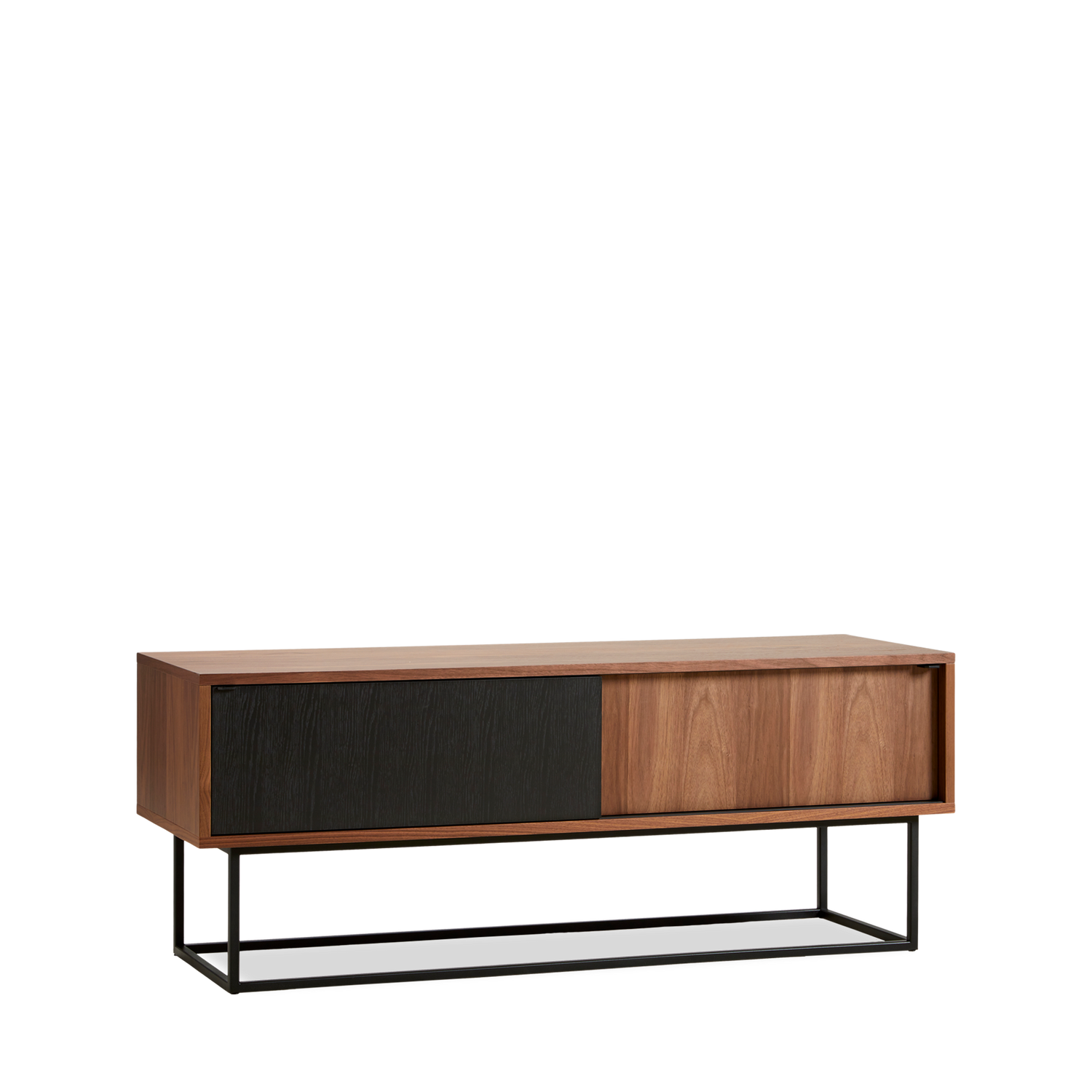 WOUD - Virka sideboard (Low) - Walnut/black - WOUD - DesignGaragen.dk