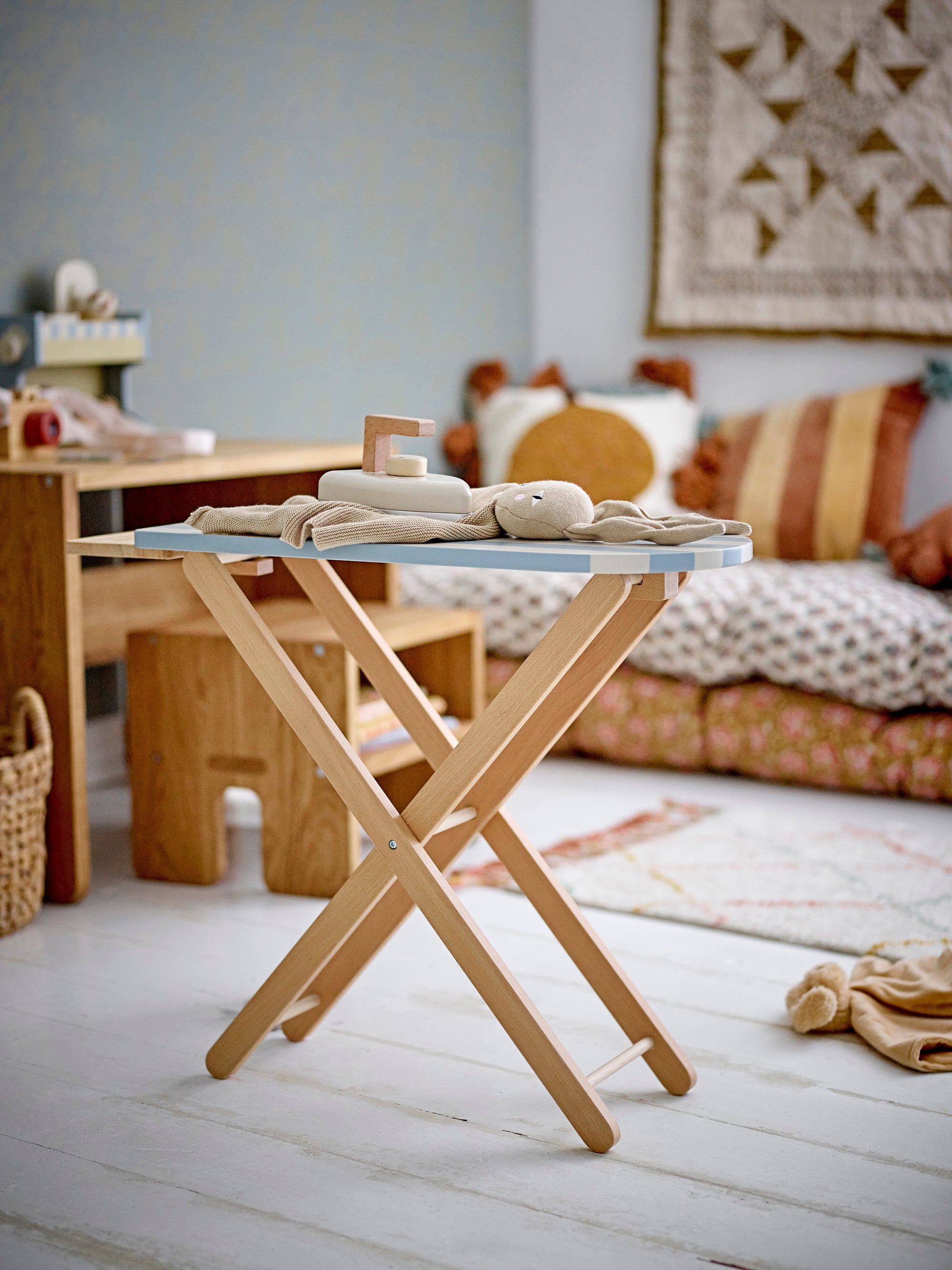 BLOOMINGVILLE MINI - Sande Legetøj, Strygebræt &amp; Strygejern, Blå, FSC® 100% , Pine - BLOOMINGVILLE MINI - DesignGaragen.dk