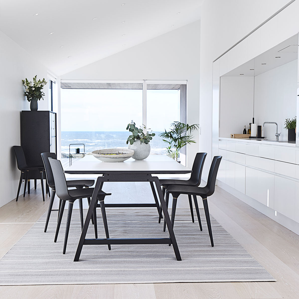 T1 udtræksbord i hvid laminat - understel i sort - 95x220xH72,5 - Andersen Furniture - DesignGaragen.dk